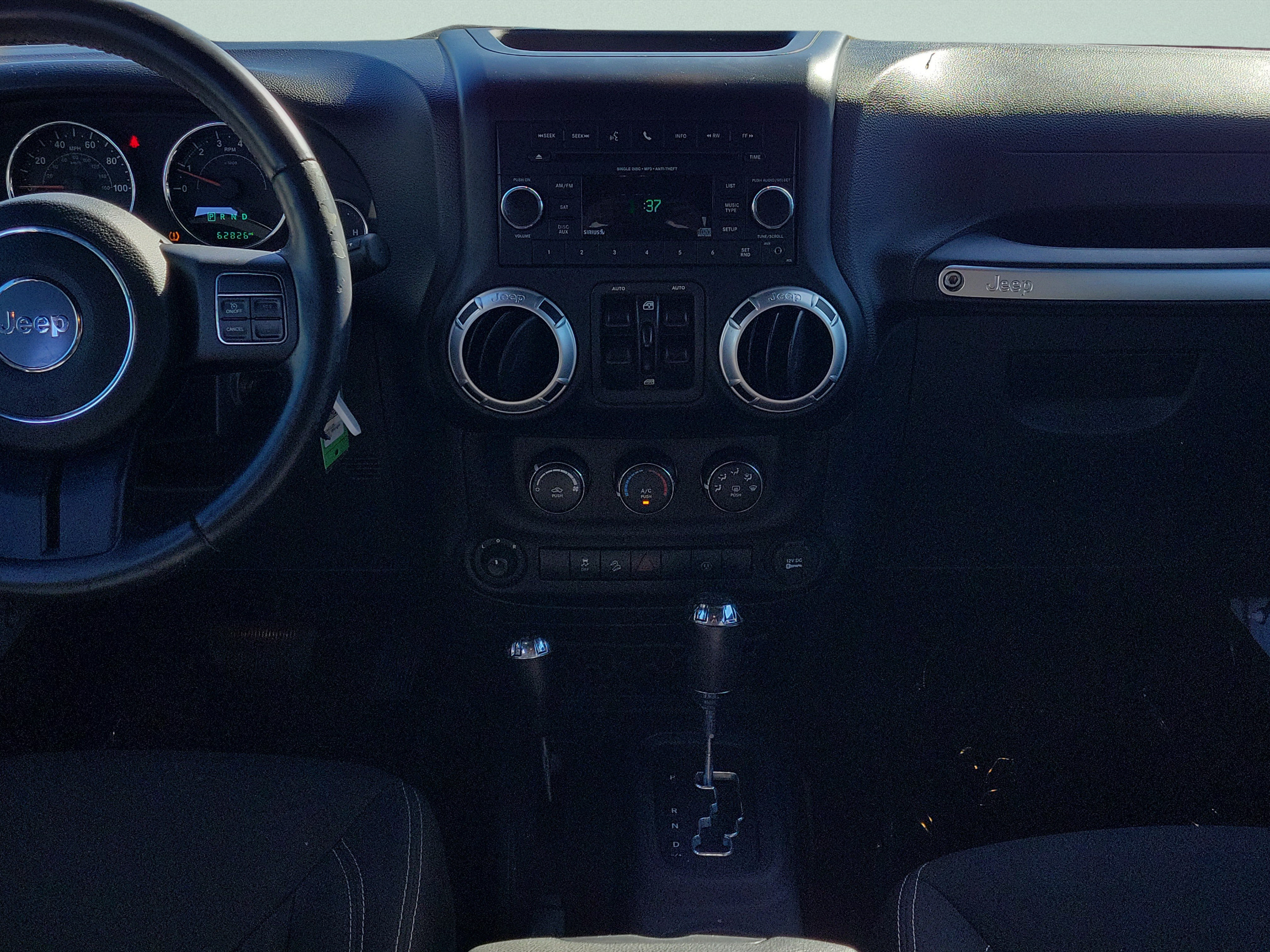 Used 2015 Jeep Wrangler Unlimited Sahara w/ Connectivity Group AWD/4WD image 9