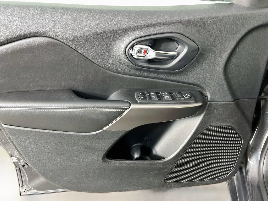 Used 2020 Jeep Cherokee Latitude Plus FWD image 25