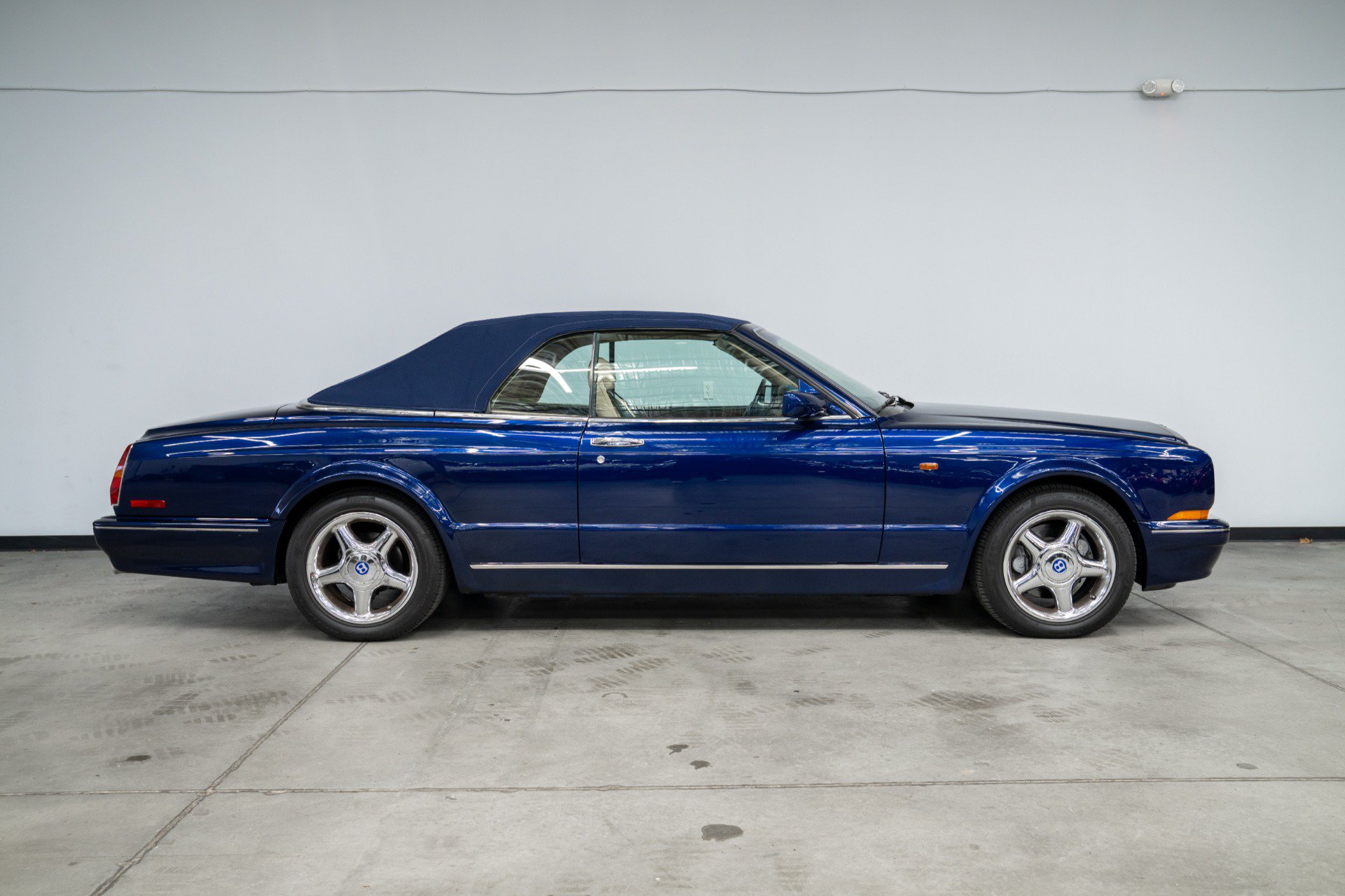 Used 1999 Bentley Azure Mulliner RWD image 16