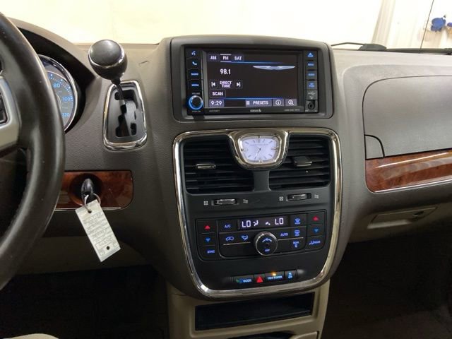 Used 2014 Chrysler Town & Country Touring FWD image 45