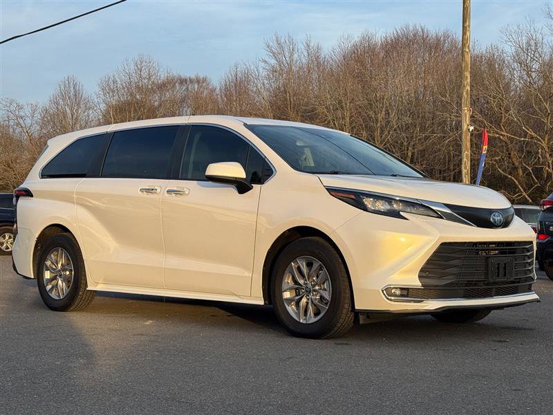 Used 2024 Toyota Sienna XLE image 3