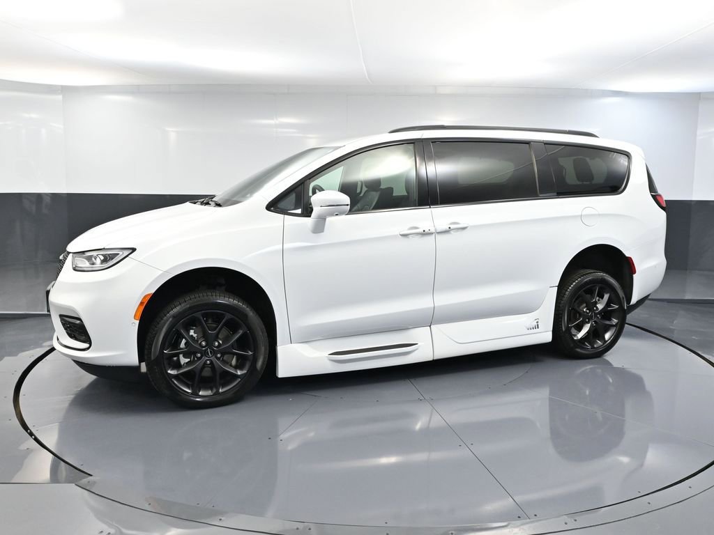 Used 2022 Chrysler Pacifica Touring-L w/ Uconnect Theater Family Group image 12
