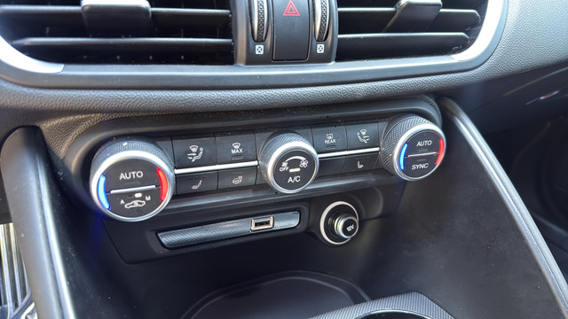 Used 2023 Alfa Romeo Giulia Veloce RWD image 19