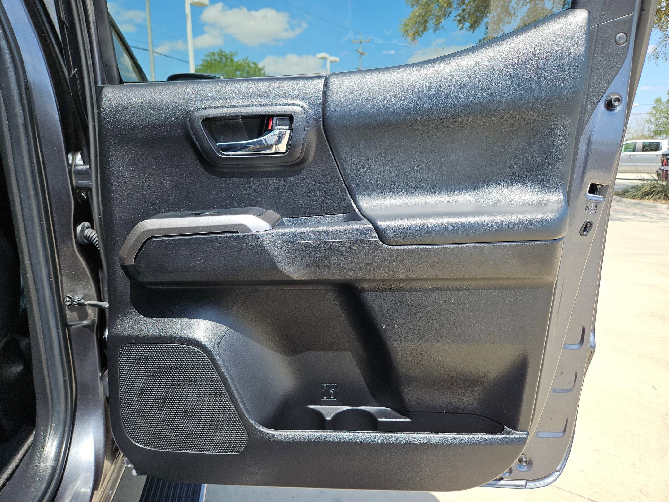 Used 2022 Toyota Tacoma Limited image 26