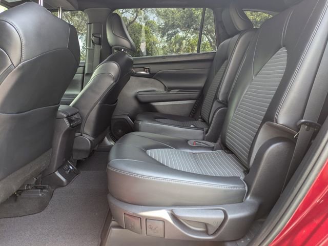 Used 2022 Toyota Highlander XSE FWD image 16