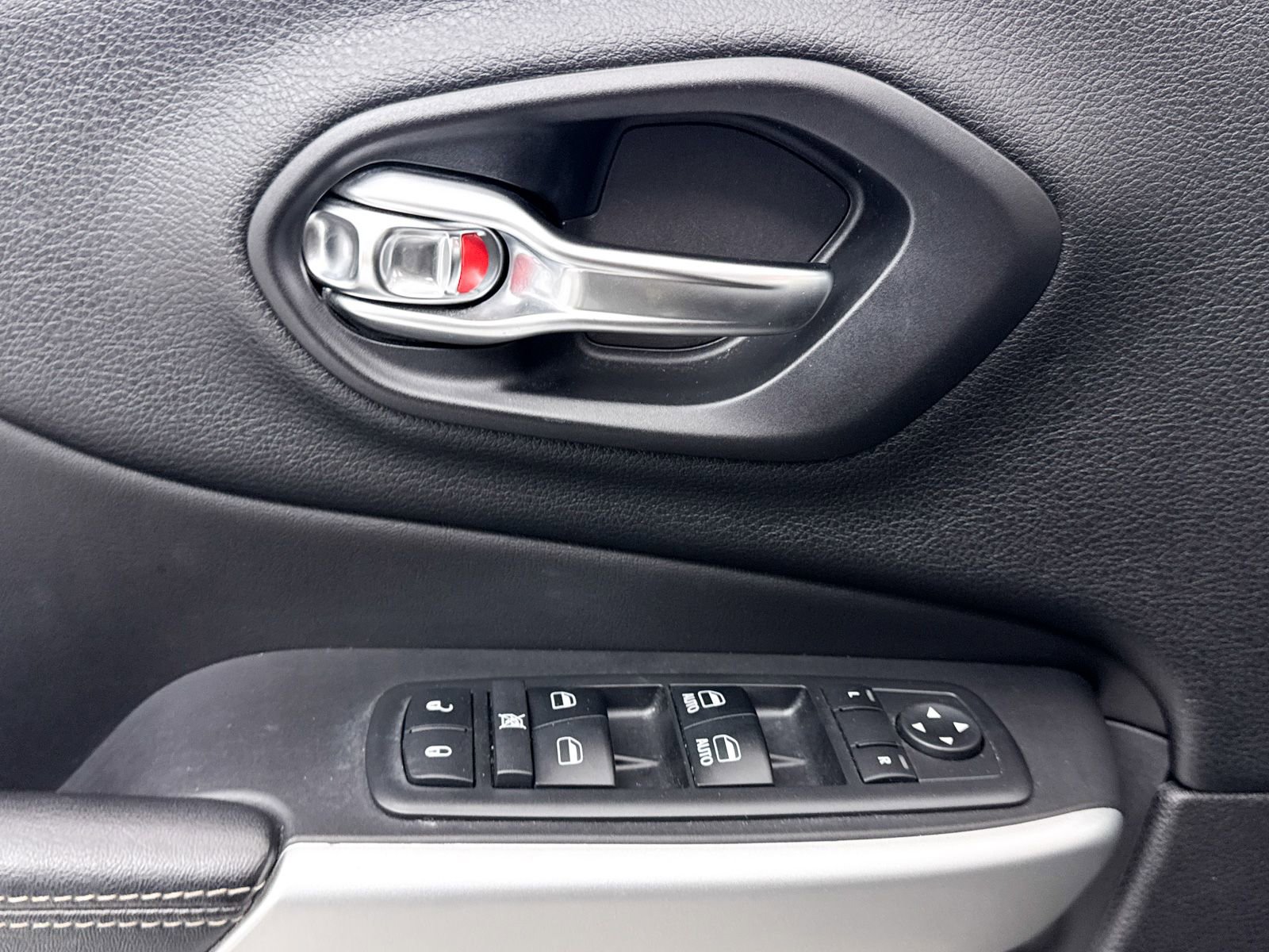 Used 2018 Jeep Cherokee Latitude Plus w/ Cold Weather Group image 24