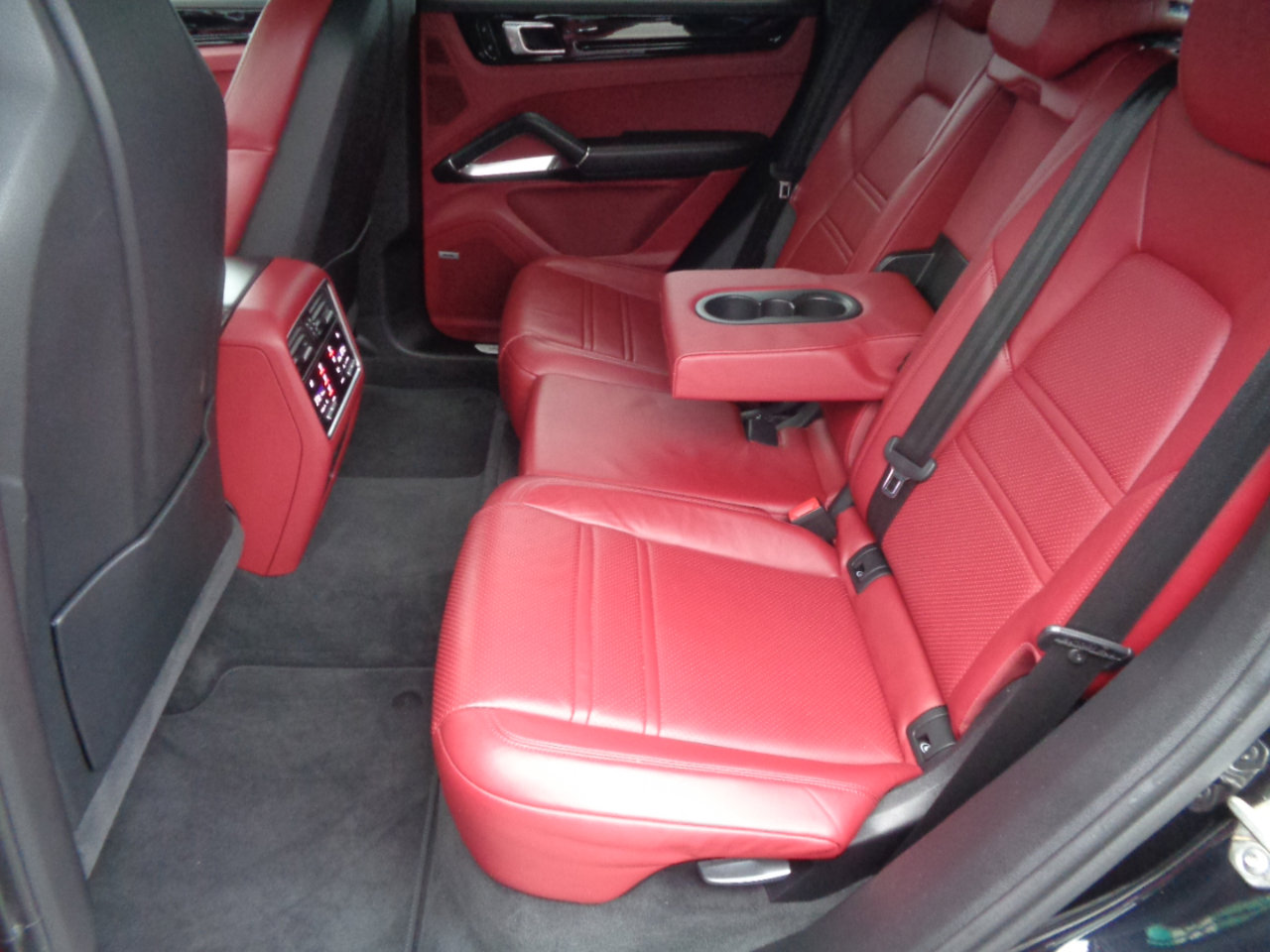 Used 2021 Porsche Cayenne Turbo w/ Performance Package (PG2) AWD/4WD image 28