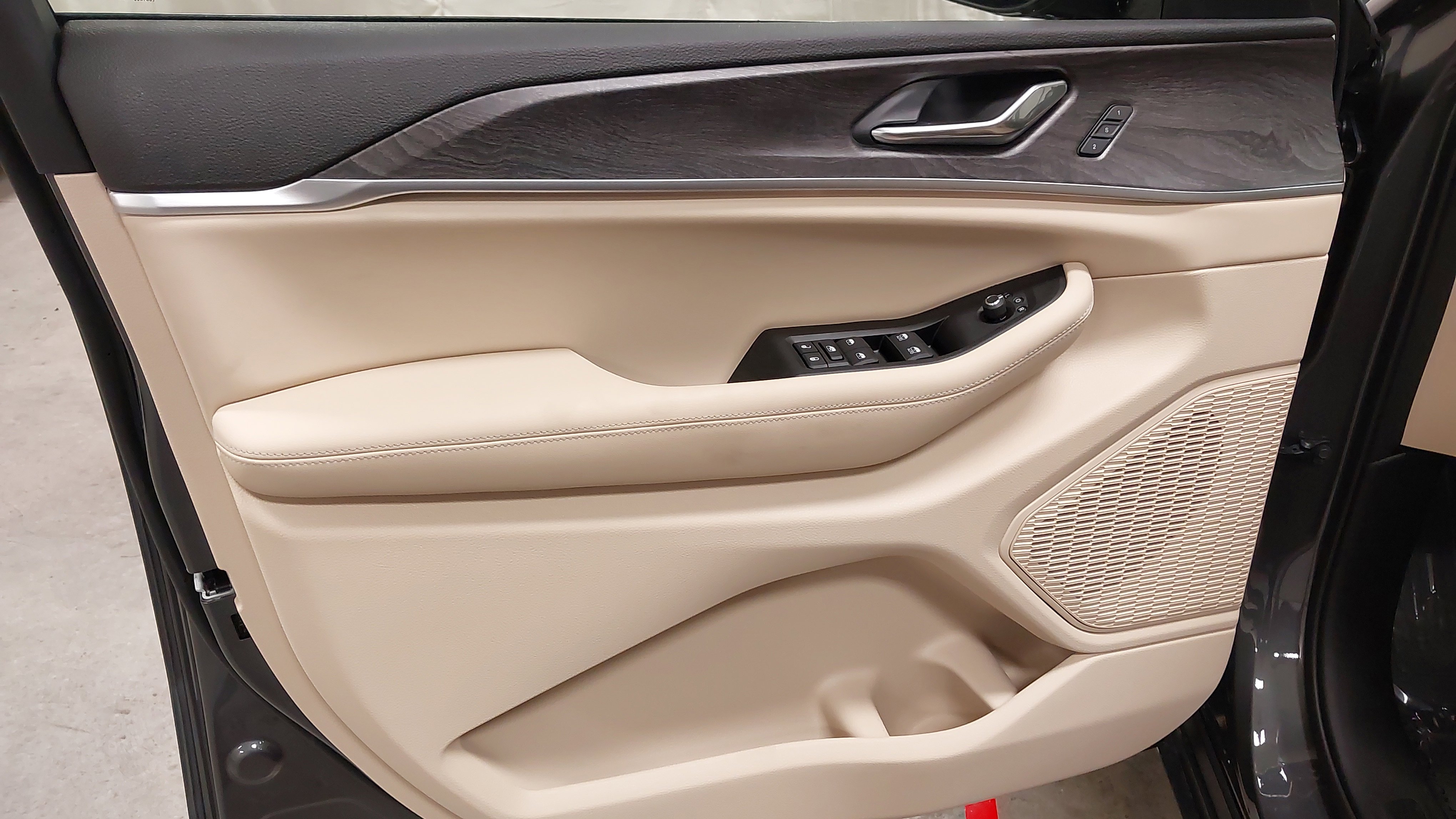 New 2025 Jeep Grand Cherokee L Limited w/ Luxury Tech Group II image 24