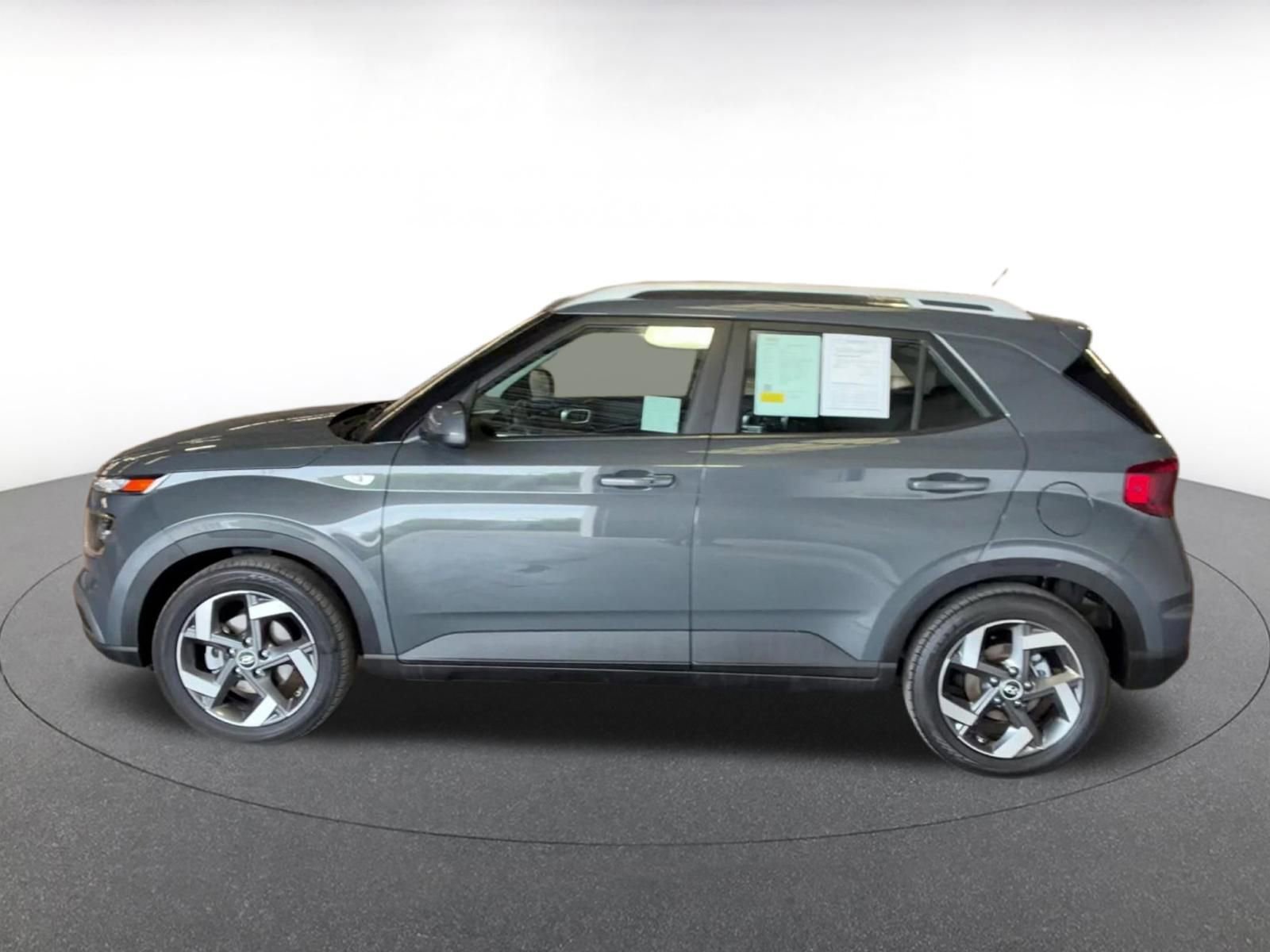 Used 2025 Hyundai Venue SEL image 9