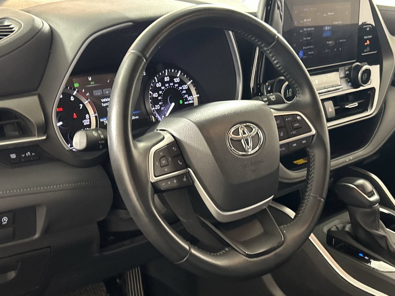 Used 2025 Toyota Highlander XLE AWD/4WD image 15