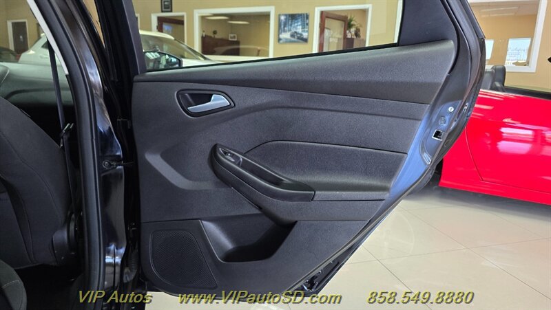 Used 2018 Ford Focus SE FWD image 14