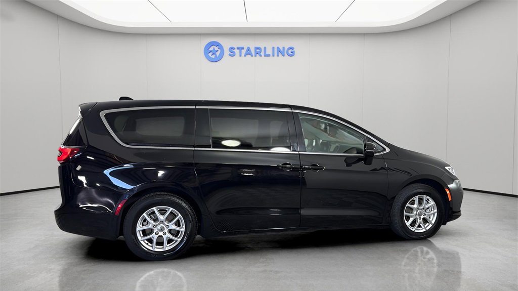 Used 2024 Chrysler Pacifica Touring-L image 11