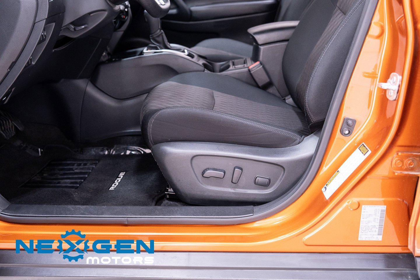 Used 2020 Nissan Rogue SV w/ Premium Package image 26