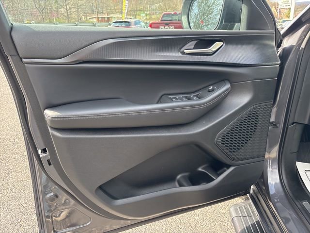 Used 2025 Jeep Grand Cherokee Laredo w/ Luxury Tech Group I image 7