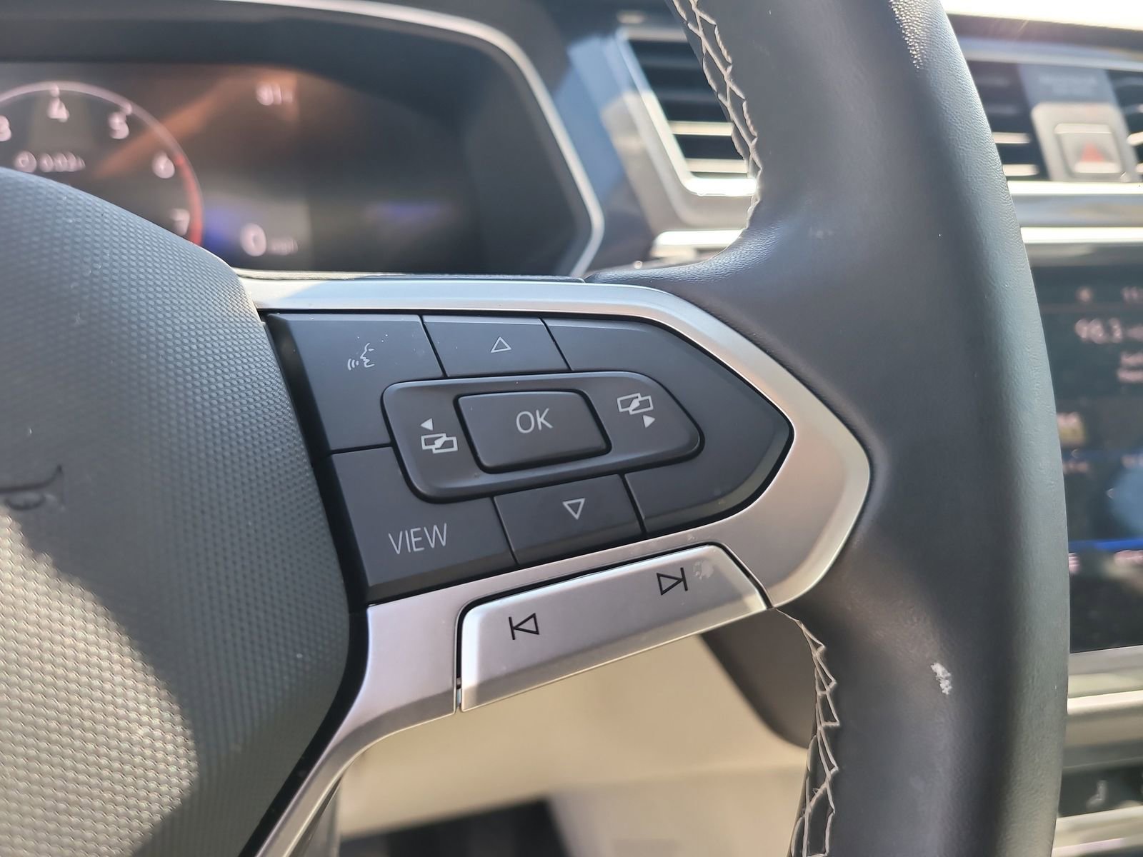 Used 2024 Volkswagen Tiguan SE image 29