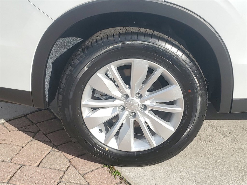 New 2026 Mitsubishi Outlander ES image 7