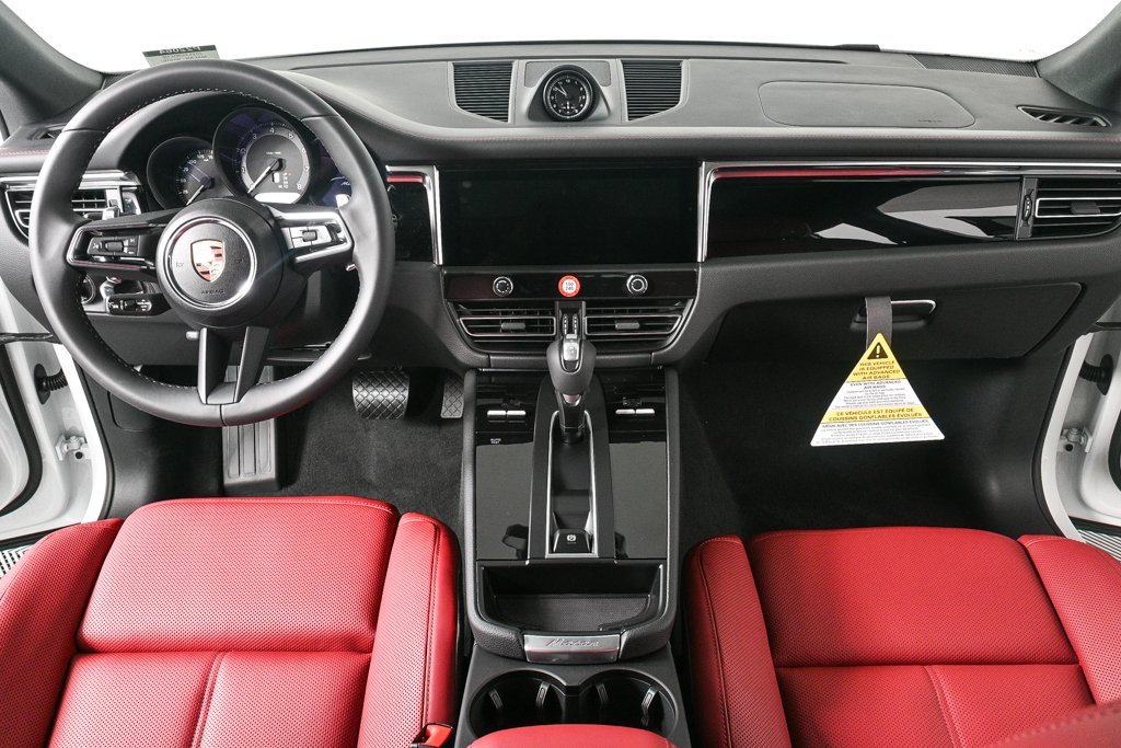 Certified 2025 Porsche Macan image 17