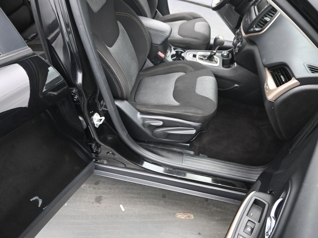 Used 2017 Jeep Cherokee Altitude image 19