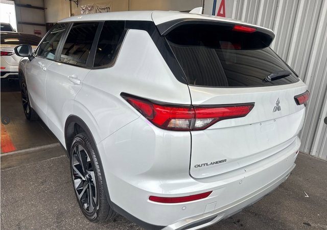 Used 2024 Mitsubishi Outlander SE image 2