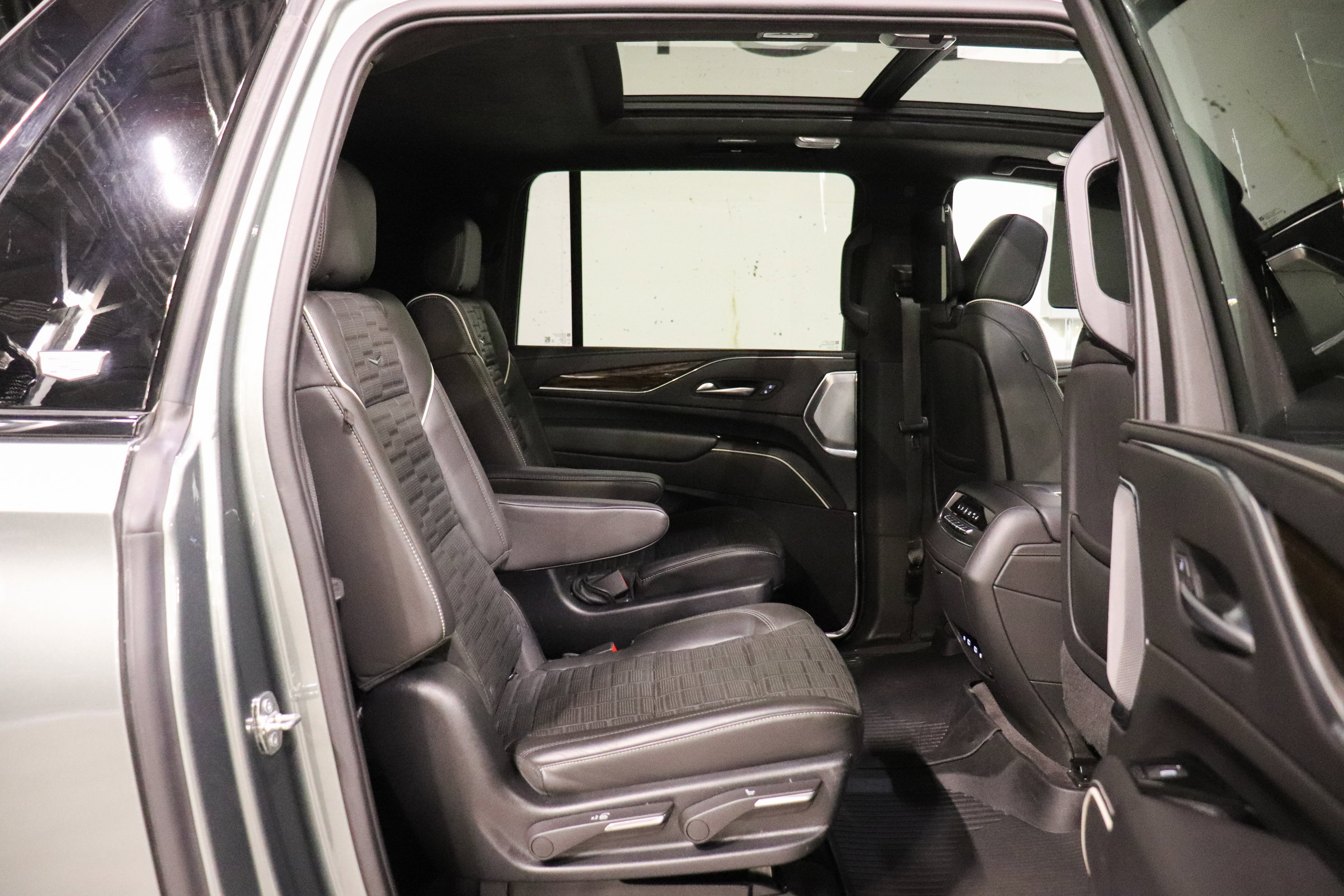 Used 2023 Cadillac Escalade ESV Sport Platinum w/ LPO, ONYX Package AWD/4WD image 20