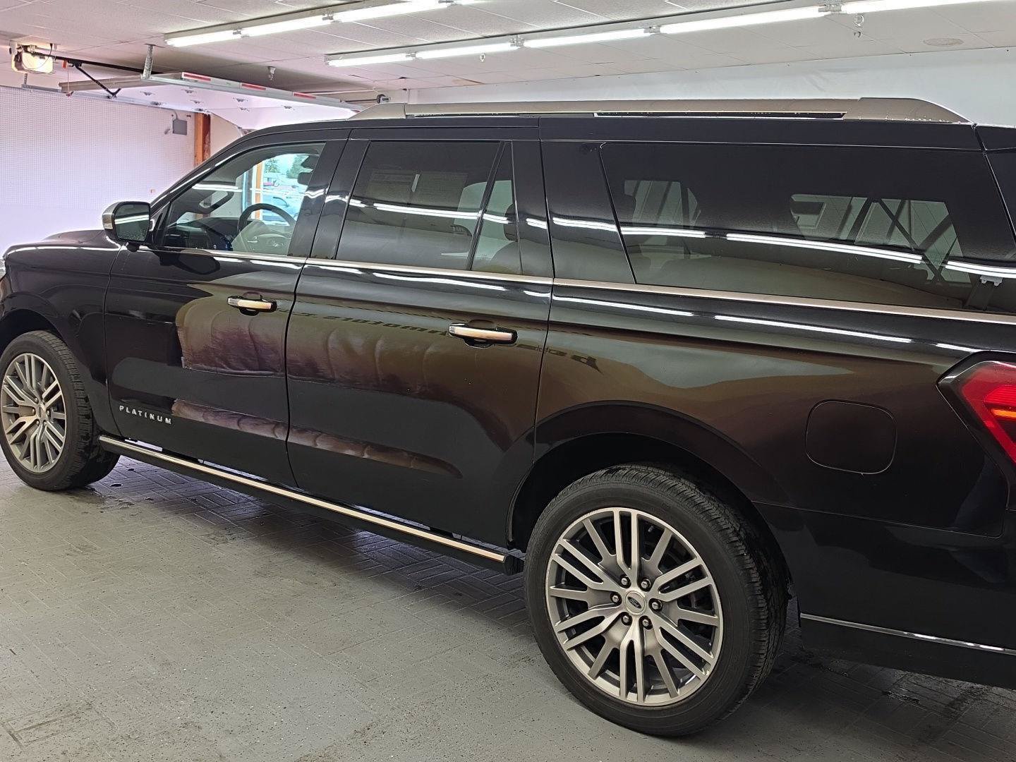 Used 2022 Ford Expedition Max Platinum AWD/4WD image 3