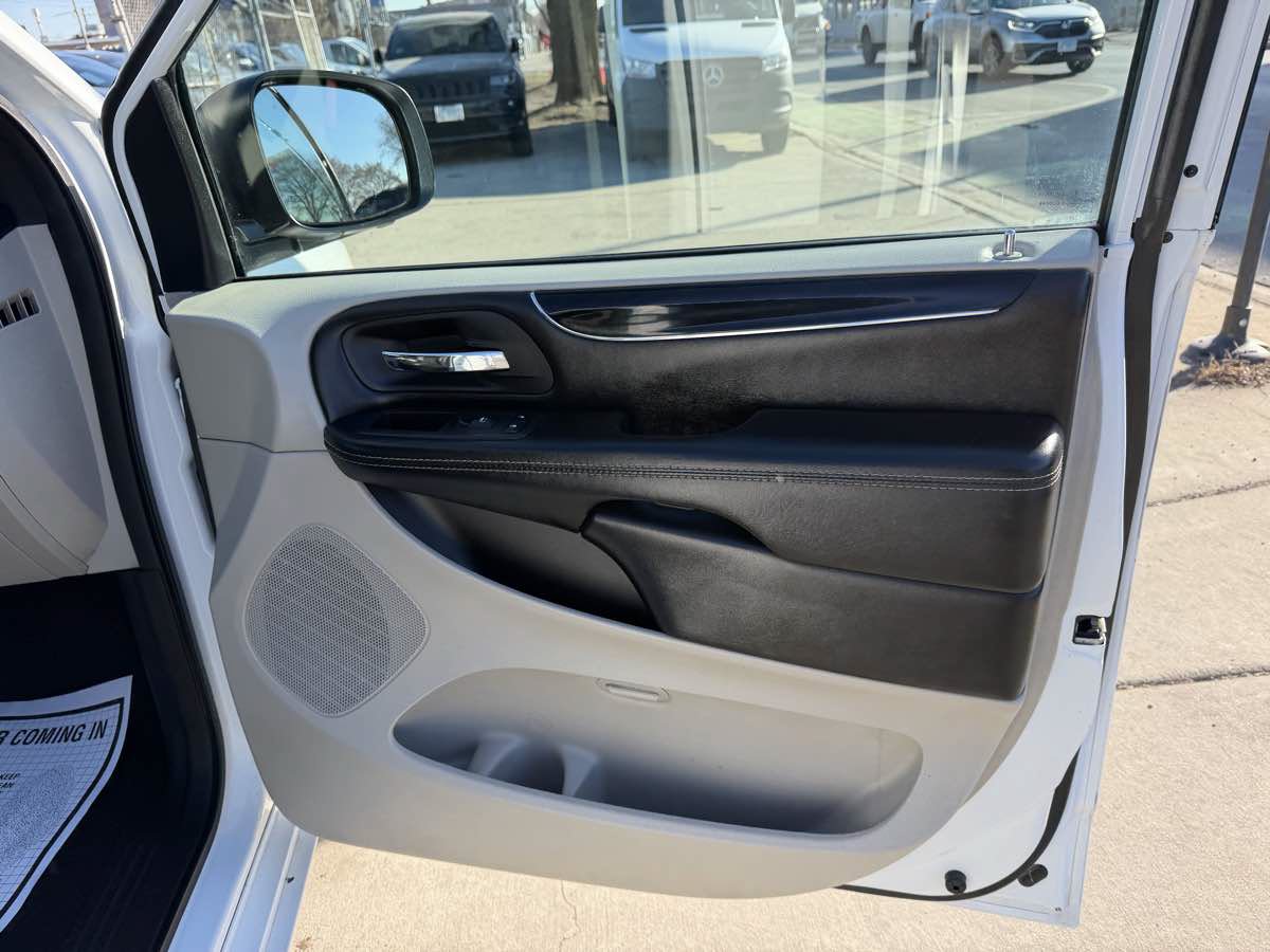 Used 2019 Dodge Grand Caravan SXT FWD image 22