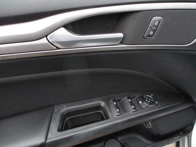 Used 2020 Ford Fusion SE image 13