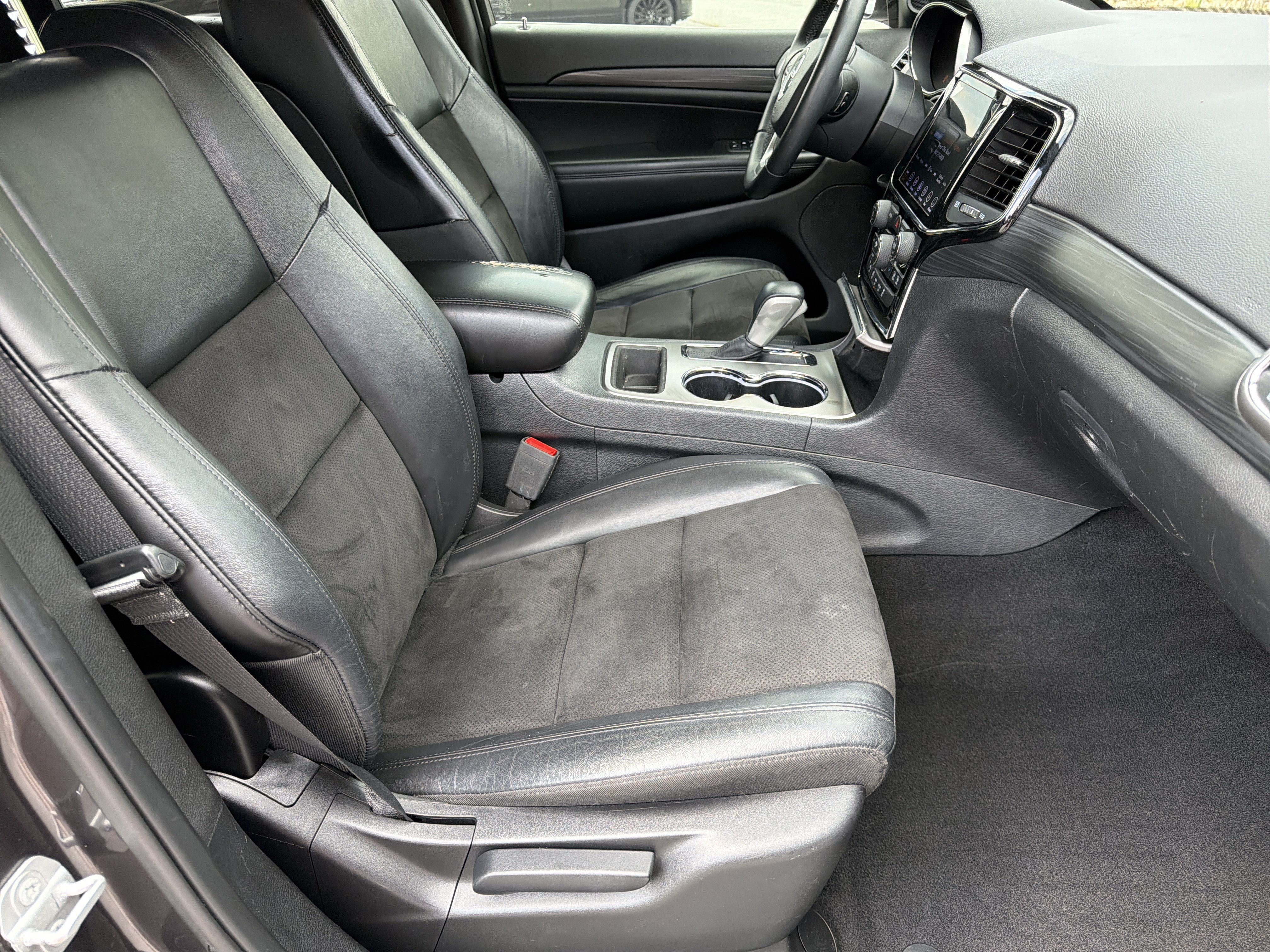 Used 2019 Jeep Grand Cherokee Laredo w/ Laredo X Package RWD image 16