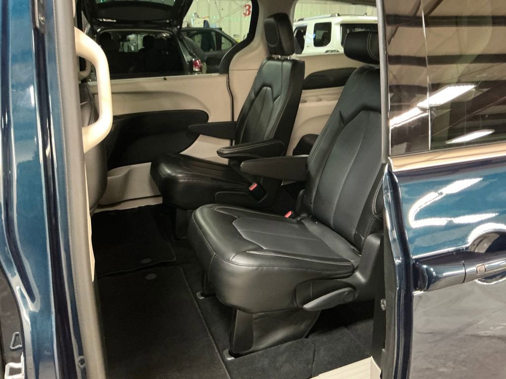 Used 2023 Chrysler Pacifica Touring-L AWD/4WD image 27