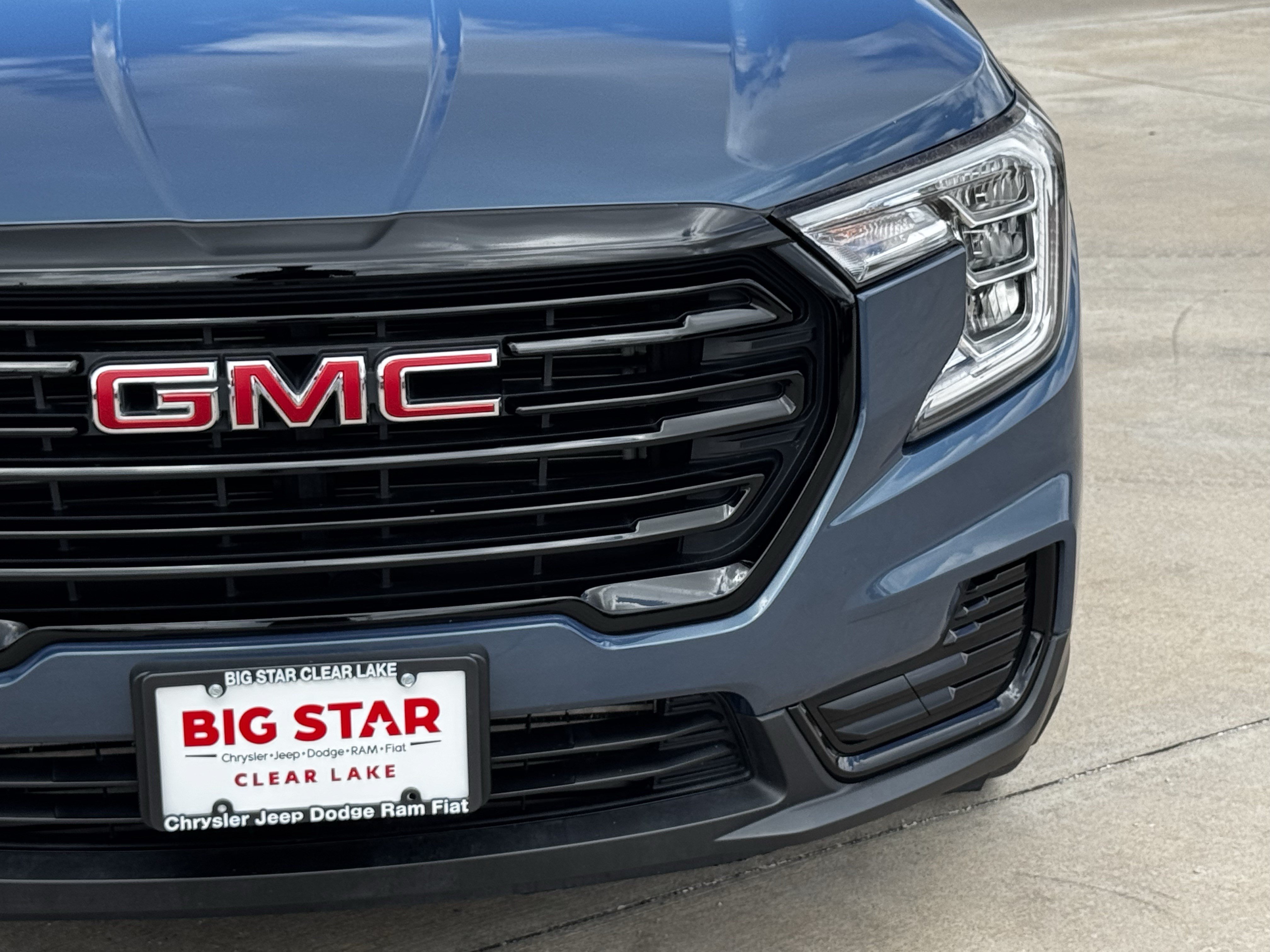 Used 2024 GMC Terrain SLE w/ Driver Convenience Package FWD image 5