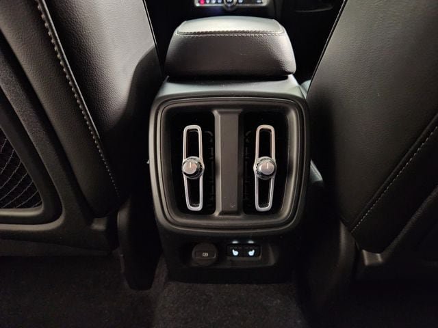 Certified 2026 Volvo XC40 B5 Plus AWD/4WD image 31