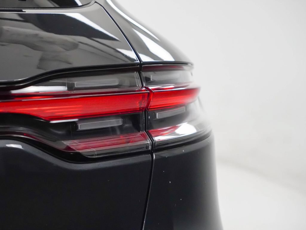 Certified 2026 Porsche Macan AWD/4WD image 12