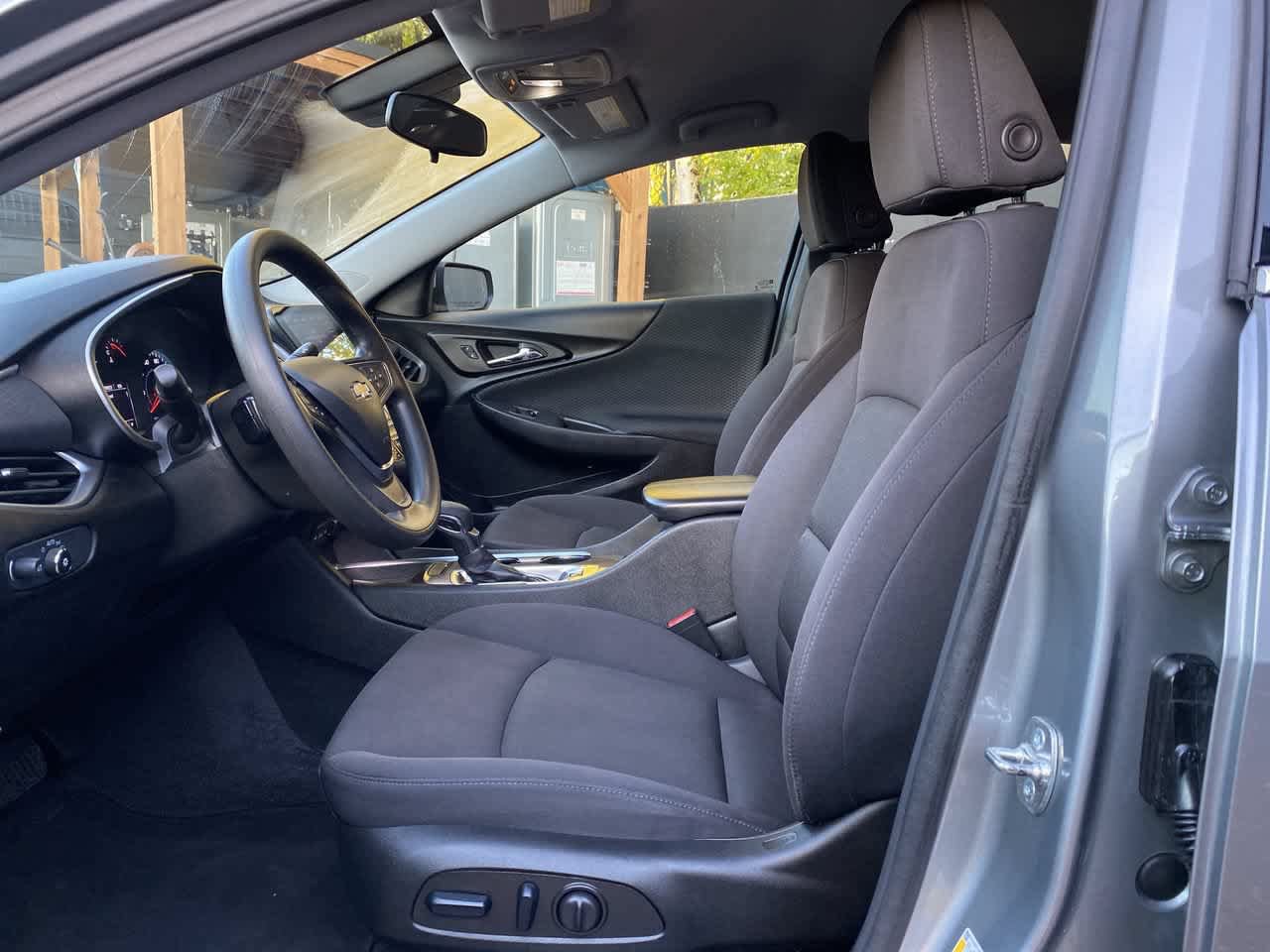 Used 2025 Chevrolet Malibu LT FWD image 13