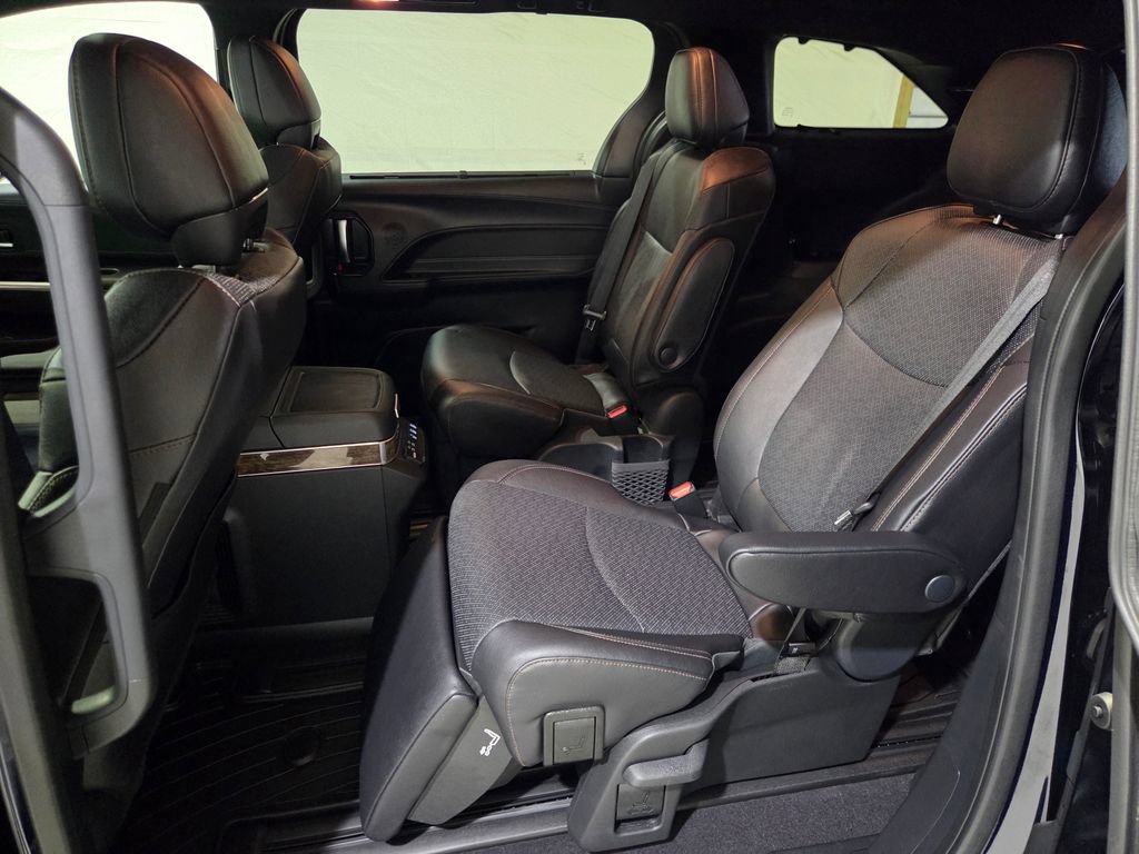 Used 2025 Toyota Sienna Platinum AWD/4WD image 25