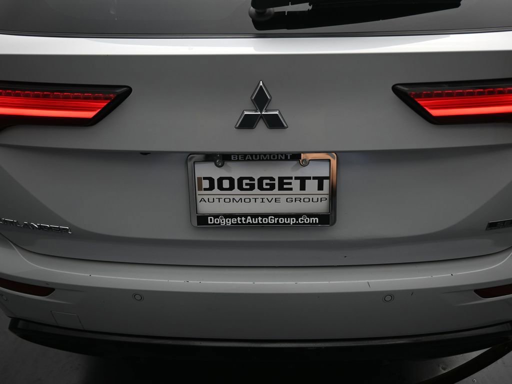 Used 2023 Mitsubishi Outlander SE Black Edition image 12