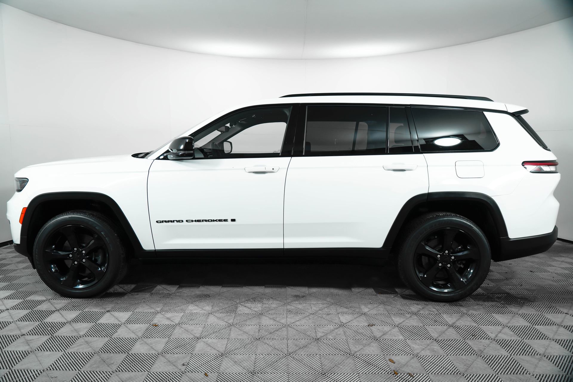 Used 2024 Jeep Grand Cherokee L Altitude image 4