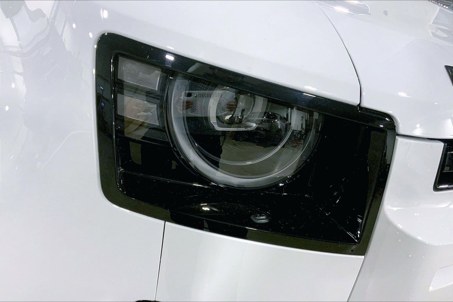 New 2026 Land Rover Defender 110 X-Dynamic SE image 13