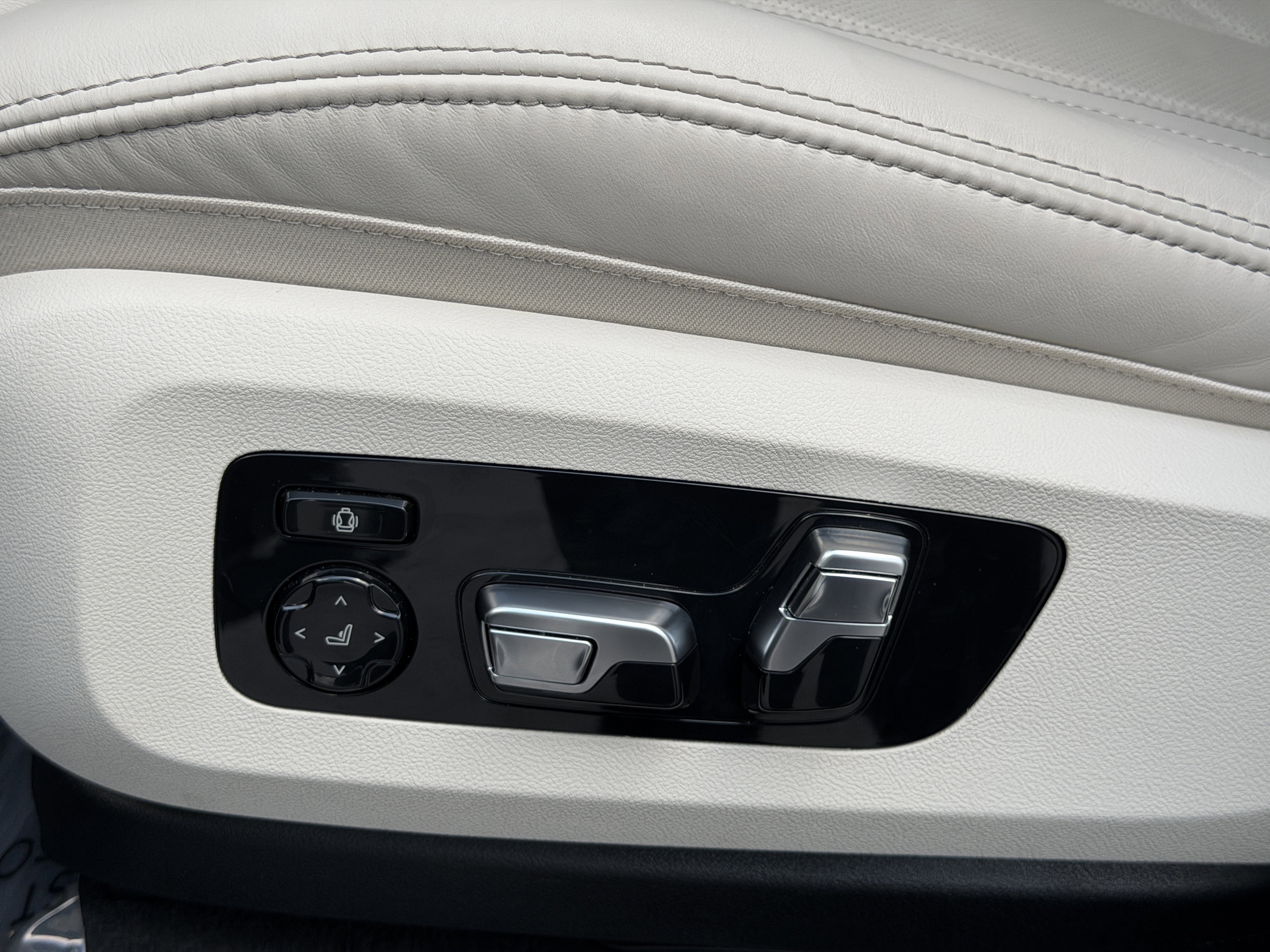 Used 2025 BMW X7 M60i AWD/4WD image 18