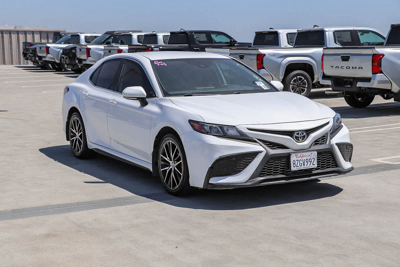 Used 2022 Toyota Camry SE FWD image 3