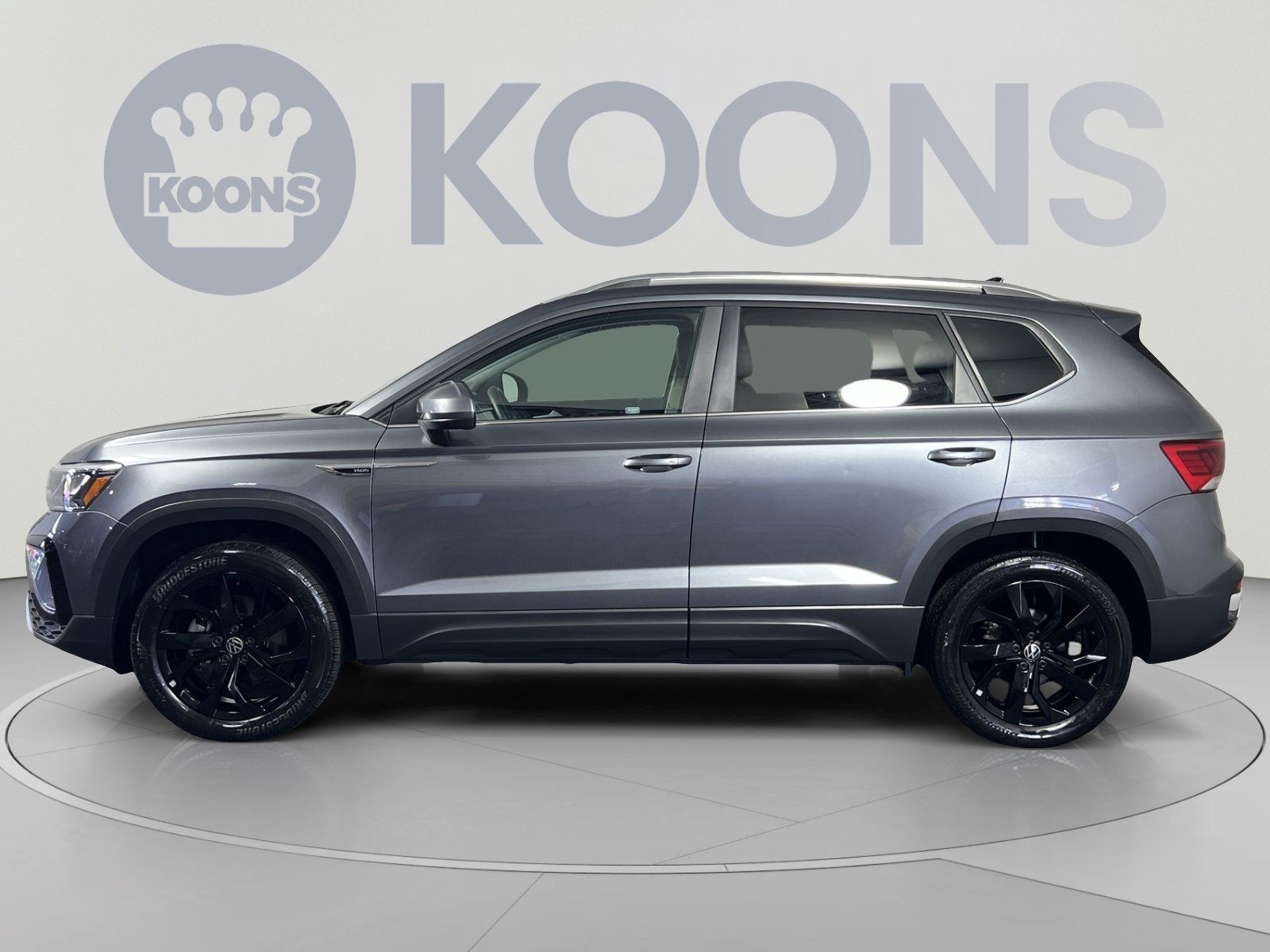 Used 2022 Volkswagen Taos SE w/ Driver Assistance Package AWD/4WD image 2