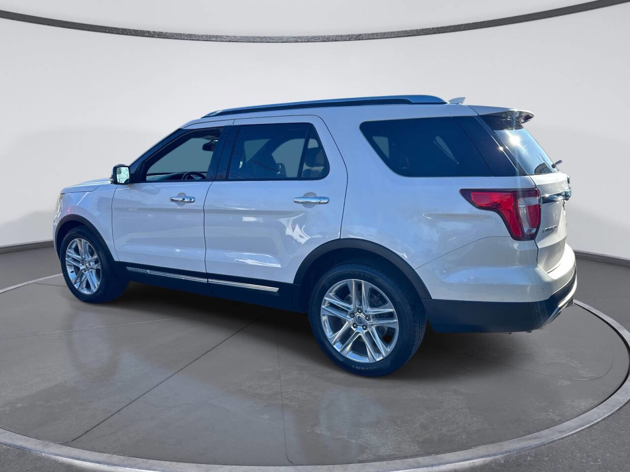 Used 2017 Ford Explorer Limited image 2