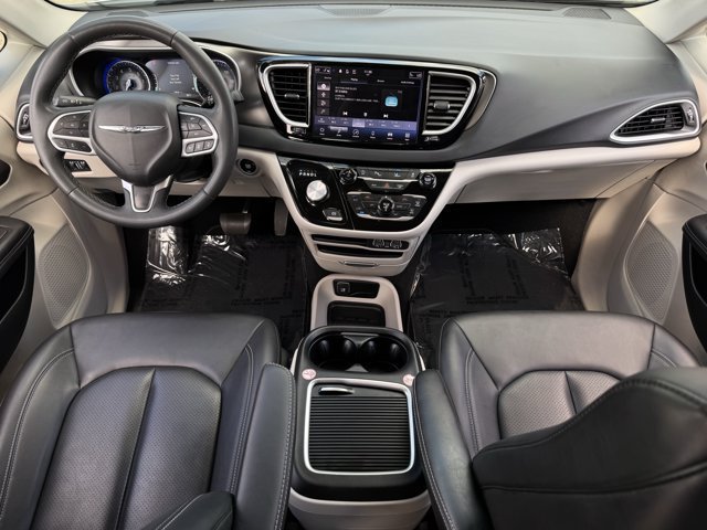 Used 2024 Chrysler Pacifica Touring-L FWD image 11