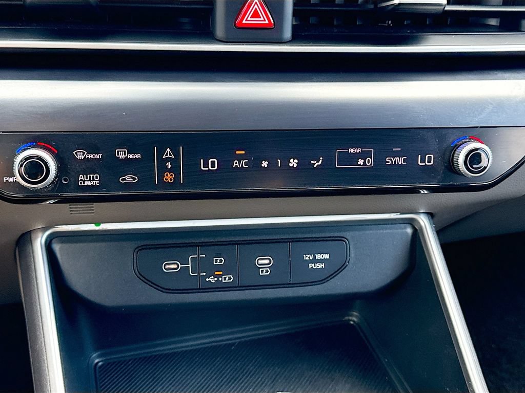 Certified 2025 Kia Carnival FWD image 32
