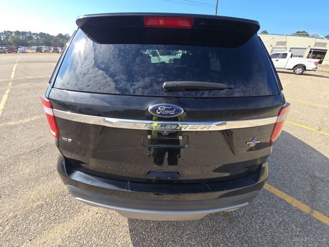 Used 2017 Ford Explorer XLT image 6