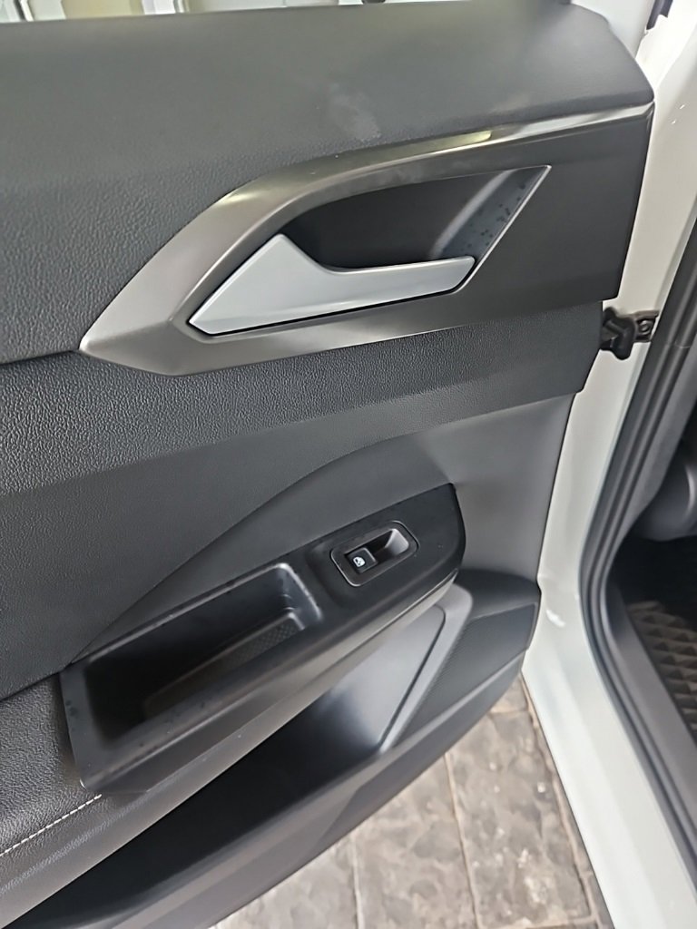 Used 2025 Volkswagen Taos SE image 21