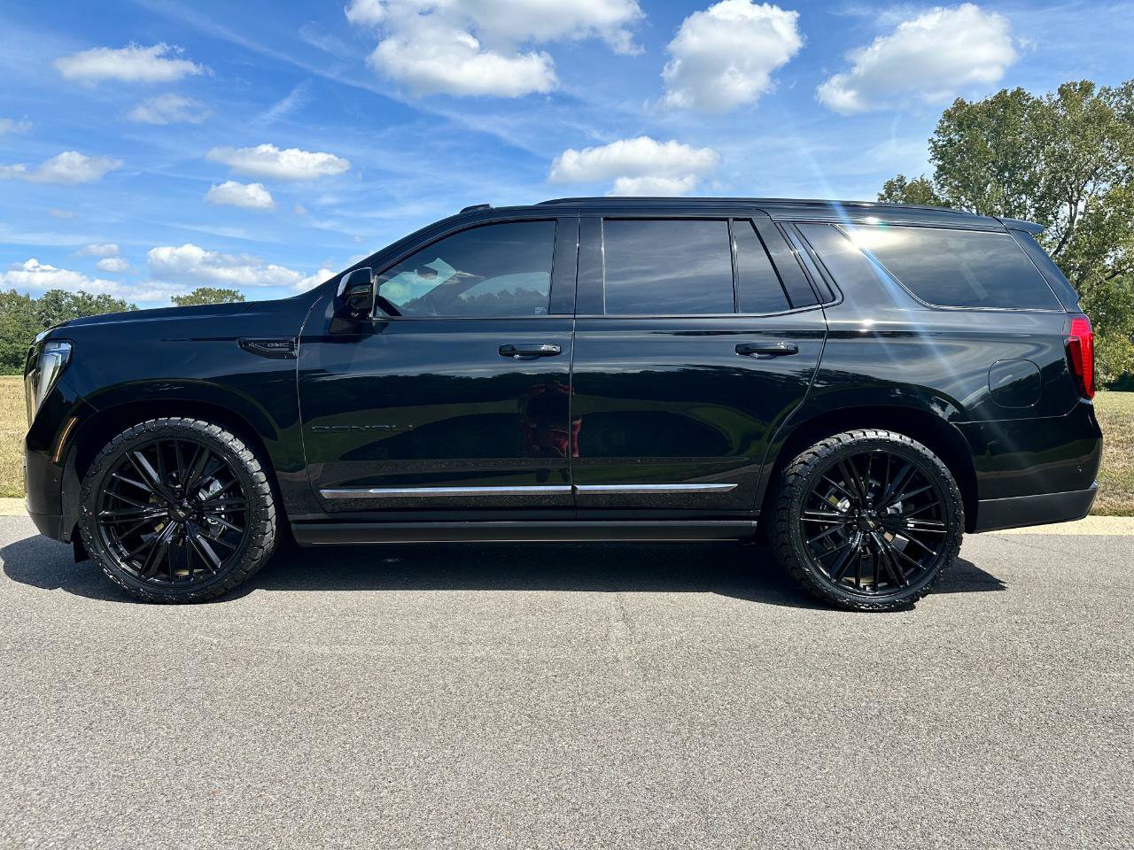 Used 2025 GMC Yukon Denali w/ Denali Reserve Package AWD/4WD image 8