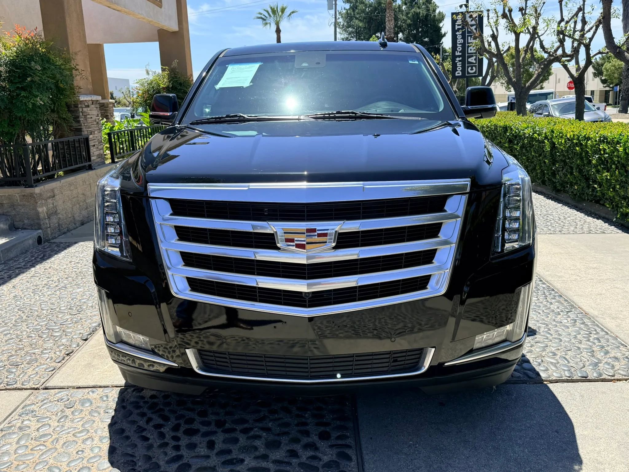Used 2018 Cadillac Escalade ESV Luxury RWD image 2