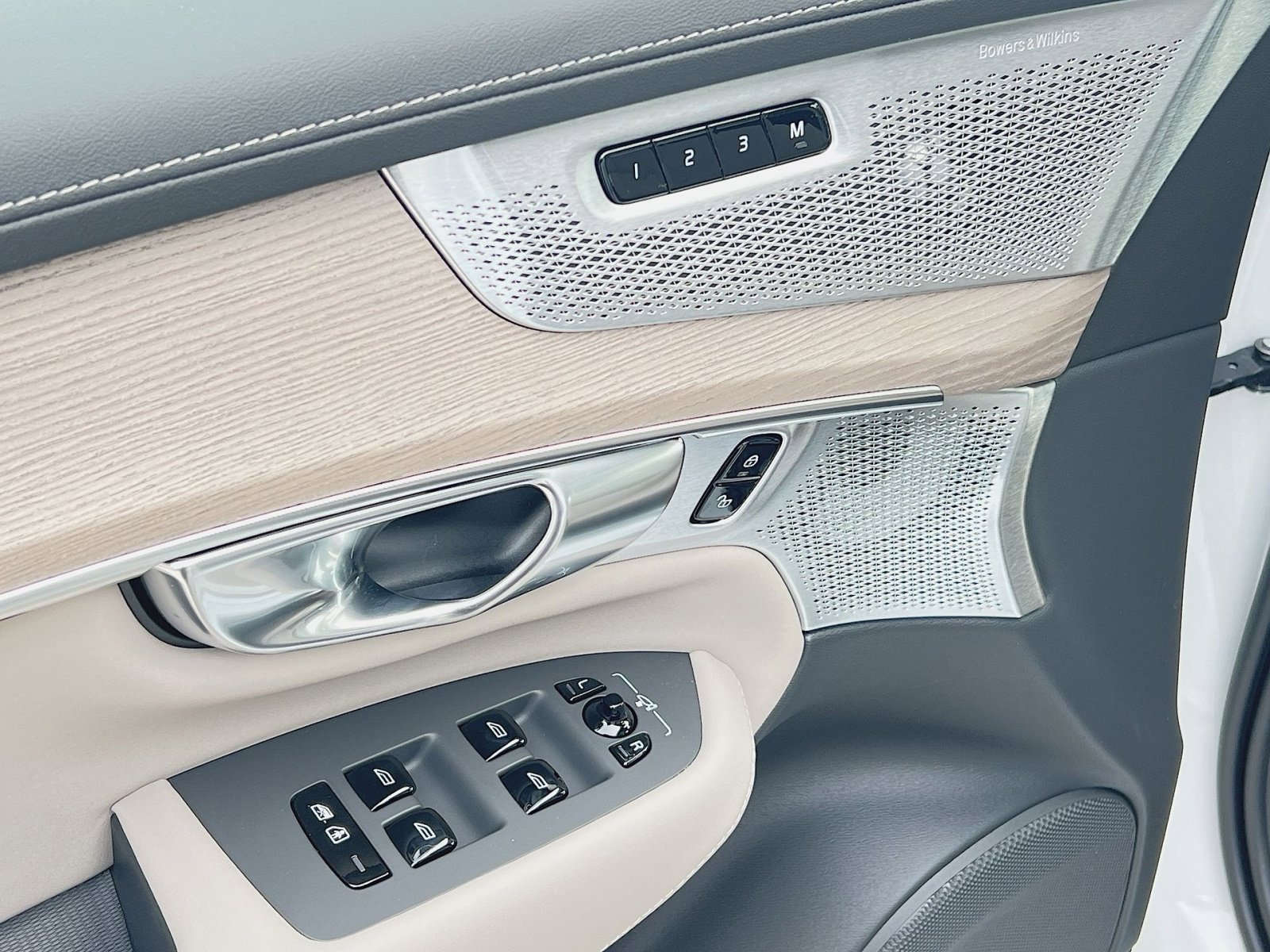 New 2026 Volvo XC90 T8 Ultra w/ Protection Package image 15