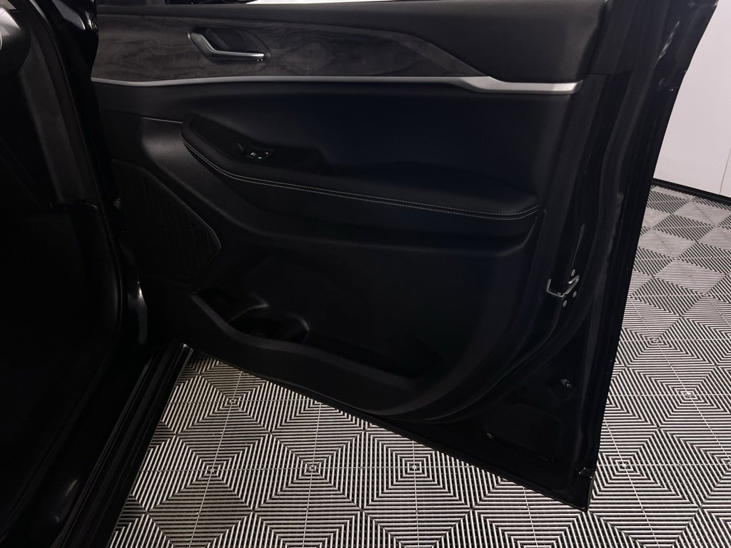 Used 2023 Jeep Grand Cherokee Limited image 33