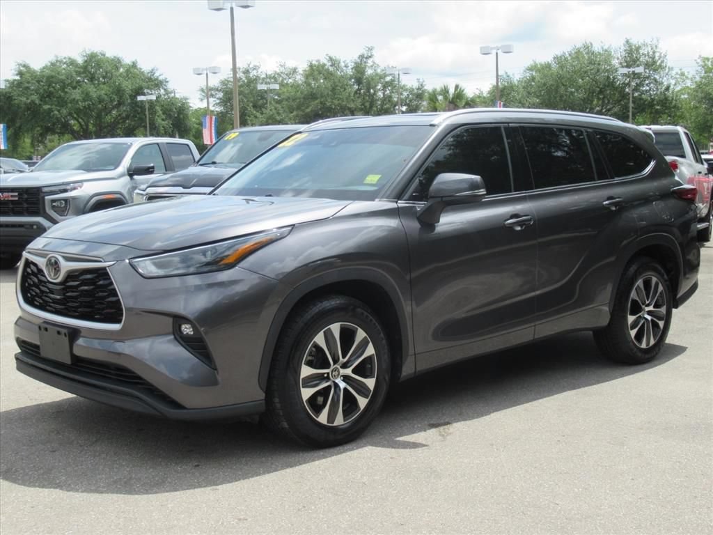 Used 2022 Toyota Highlander XLE FWD image 3